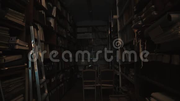 老式图书馆内部的荧光灯泡亮起来书籍和文件夹视频的预览图