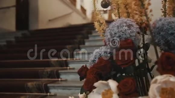 带地毯的楼梯老式的康纳特走廊前景上的玫瑰视频的预览图