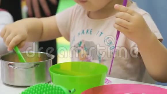 孩子们玩塑料儿童餐具视频的预览图