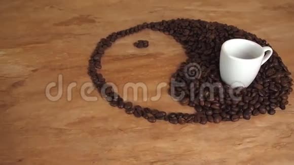 咖啡豆的阴阳标志阴阳标识牌铺设在厨房大理石台面上标志是一个白色的铜视频的预览图