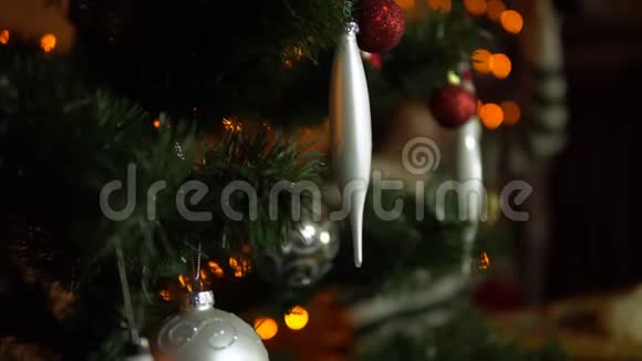 年轻女子在圣诞树下打开一个礼盒视频的预览图