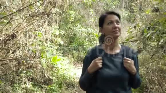 女人穿过美丽的丛林视频的预览图