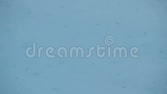 落在游泳池蓝水里的雨水视频的预览图