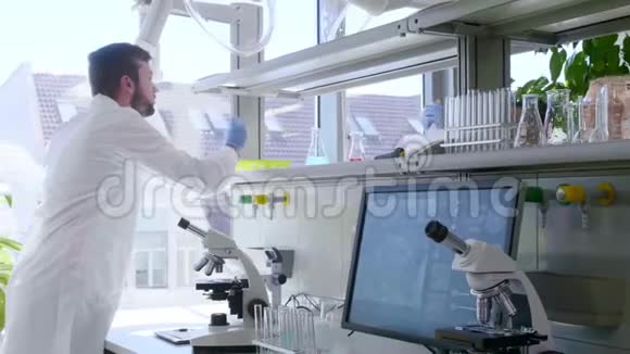 在实验室工作的科学家做医学研究的医生实验室工具显微镜试管设备视频的预览图
