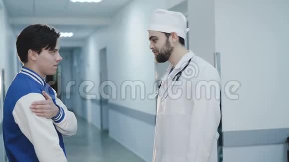 医生和病人在医院见面4K视频的预览图
