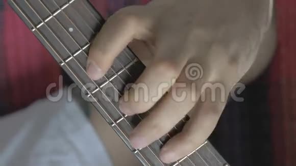 吉他琴弦特写一个人弹吉他视频的预览图