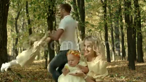 父亲在秋天的森林里纺着女儿视频的预览图