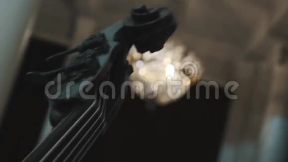 全景近距离拍摄大提琴指板背景上的模糊吊灯视频的预览图