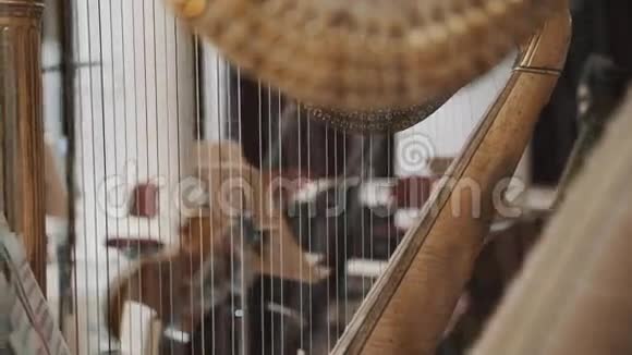 用模糊的音乐台和背景上的大提琴近距离拍摄杜莉琴视频的预览图