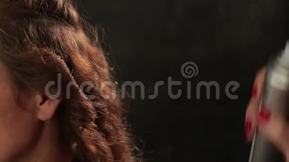 主理发师用芥末造型发与喷雾红发女孩视频的预览图