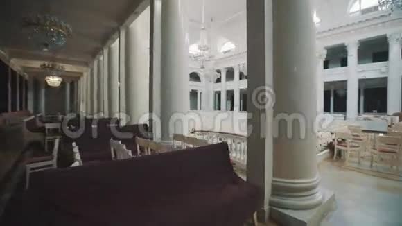 一个空的协奏曲大厅的内部用红布白柱覆盖的长凳视频的预览图