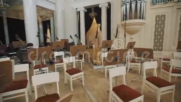 古典风格明亮的风琴厅的现场音乐台和乐器视频的预览图