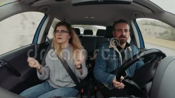 可爱的时髦夫妇开车去旅行视频的预览图