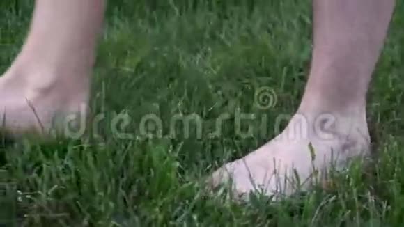 人的脚在草地上缓慢地奔跑视频的预览图