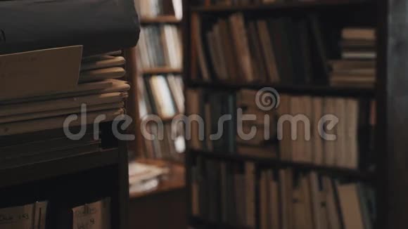 旧书库中装满书籍和文件夹的书柜焦点拉力视频的预览图
