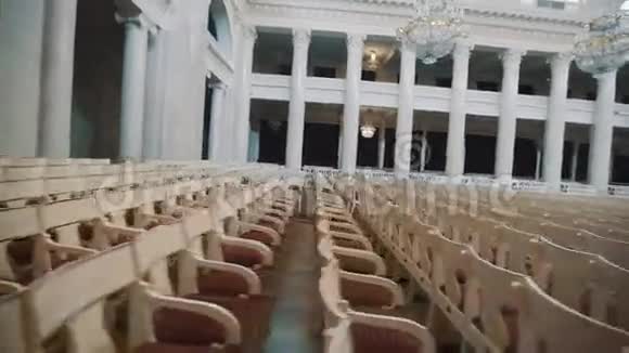经典风格的白色大音乐厅的空座椅大型玻璃吊灯视频的预览图