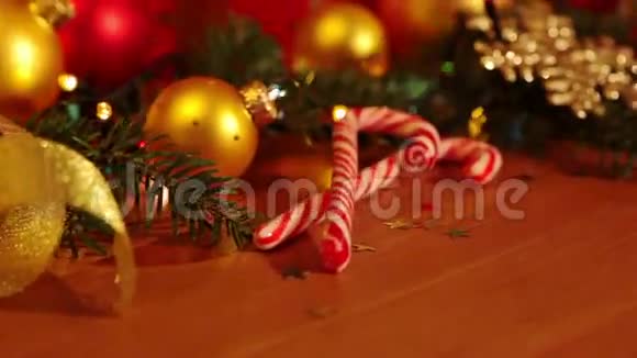 圣诞装饰和燃烧的蜡烛依然存在视频的预览图