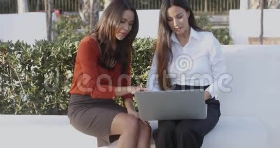 两个在户外工作的年轻女商人视频的预览图