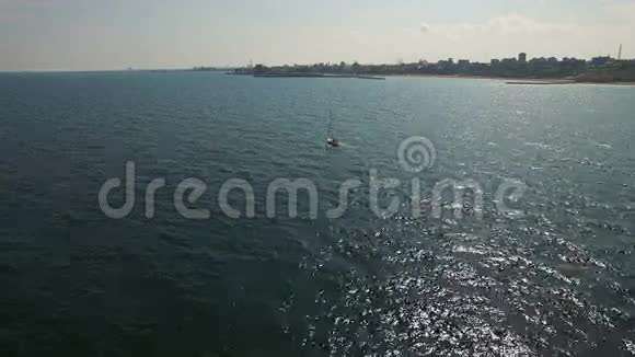 以城市海岸线为背景飞越黑海的帆船视频的预览图