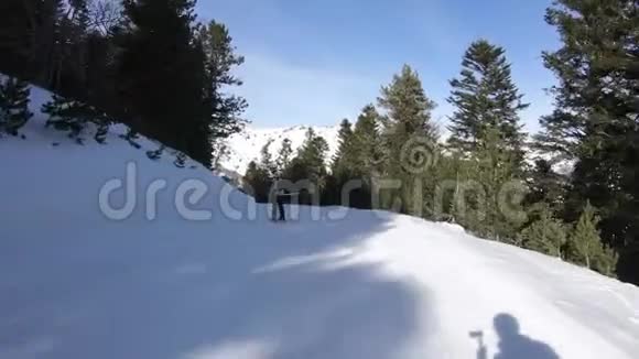 年轻滑雪者在法国比利牛斯山滑雪坡下降视频的预览图