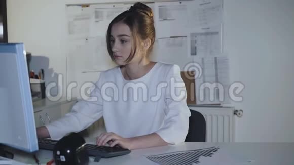 穿着制服的漂亮女孩子在电脑公司工作热情4K视频的预览图