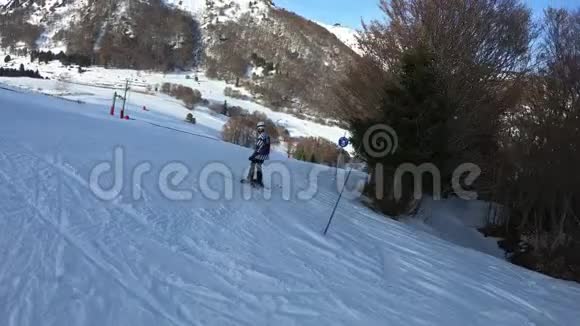 年轻滑雪者在法国比利牛斯山滑雪坡下降视频的预览图