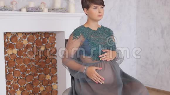 靠近坐在椅子上的孕妇视频的预览图
