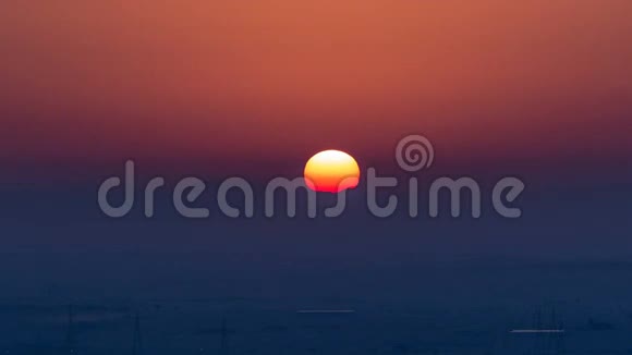 美丽的日出在孤独的沙漠和山的背景时间推移阿治曼阿联酋视频的预览图