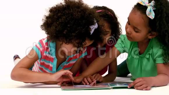 快乐的孩子读一本流行书视频的预览图