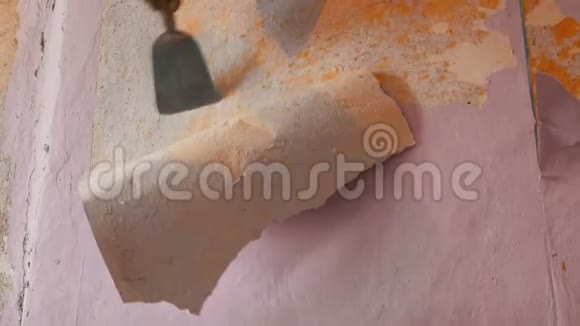 装饰粉色壁纸一面墙家修人用专用抹刀剥旧壁纸视频的预览图