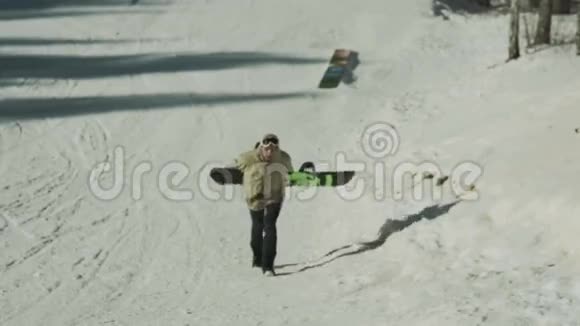 滑雪板上升到顶部视频的预览图