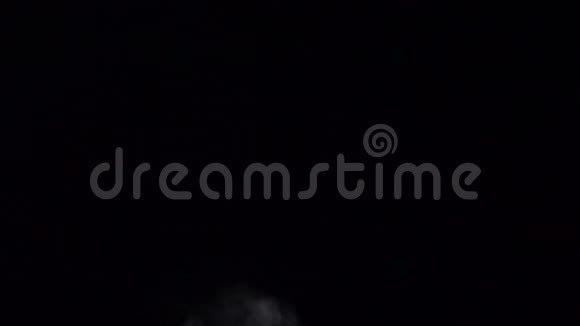 烟雾在独立的黑色工作室背景下翻滚着稳定的气流视频的预览图
