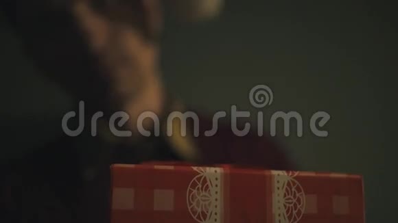 在圣诞前夜一个惊喜的男人打开了发光的礼盒视频的预览图