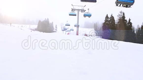 滑雪电梯在流行的度假胜地时间推移视频斯洛伐克视频的预览图