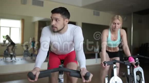 健身中心男子健身自行车训练视频的预览图