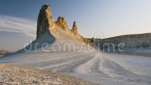 阳光明媚的早晨在壮丽的白色白垩峡谷的哈萨克斯坦滑块4K视频的预览图