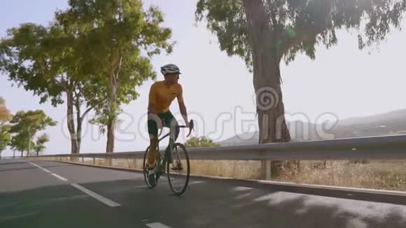 早上在空路上骑自行车的人在户外运动极限运动概念慢动作视频的预览图