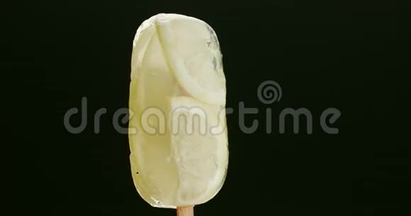 柠檬冰淇淋冷冻朱斯特写视频的预览图