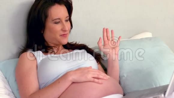 孕妇用手打招呼视频的预览图