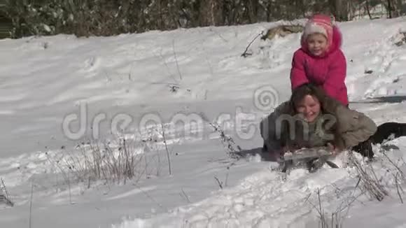 骑着雪滑板的女孩视频的预览图