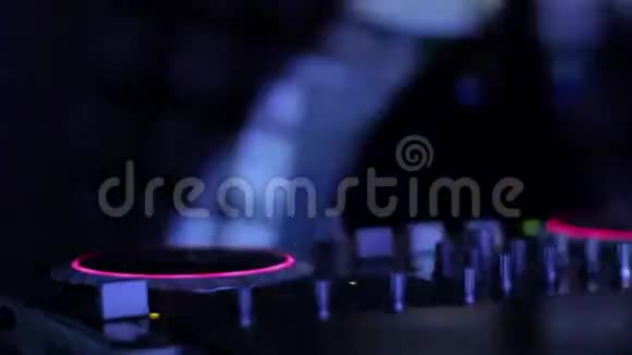 DJ在迪斯科舞厅用蓝光2跳舞视频的预览图