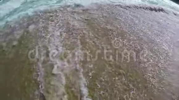 西班牙海滩的慢镜头视频的预览图