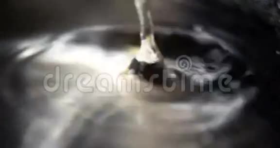 一个水滴在水面上落下的大镜头视频的预览图