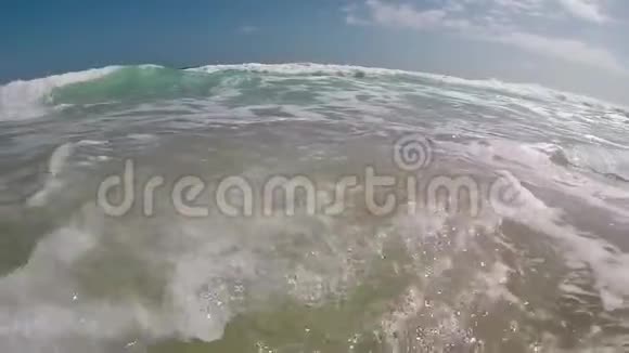 西班牙海滩的慢镜头视频的预览图