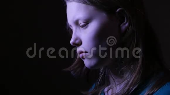 年轻的孤独和沮丧的少女思考她生活中的问题4KUHD视频的预览图