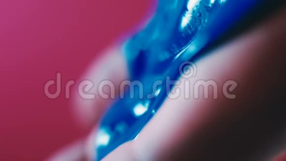 蓝色的颜料顺着女人的手指流下来她的手视频的预览图