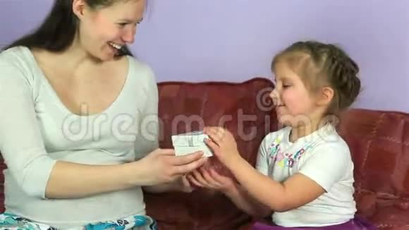 幸福的孕妇送给她的小女儿礼物视频的预览图