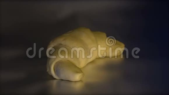 单个金黄脆角面包的时效烘烤视频的预览图