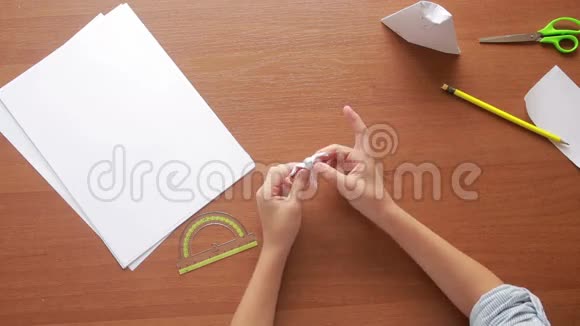 小男孩画纸艺术折纸爱好手工艺顶部视图视频的预览图