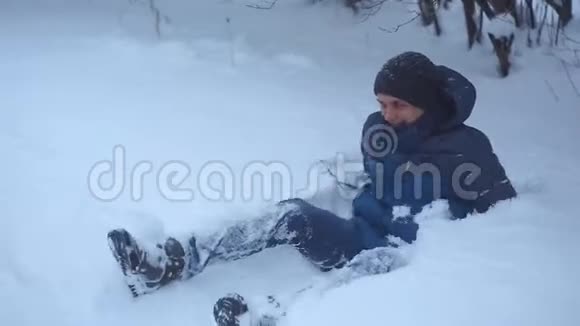 一对年轻夫妇在冬季公园散步一个男人和一个女孩在公园的雪地里玩耍视频的预览图